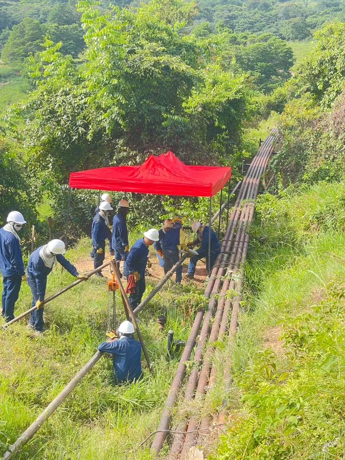 Montaje de líneas de proceso en campo